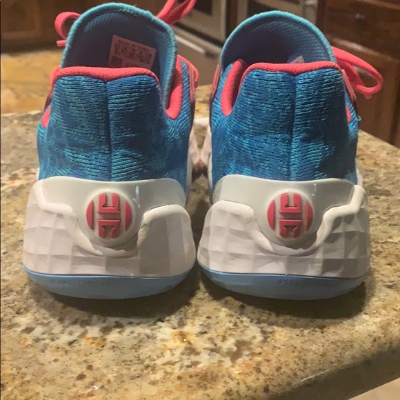 Tennis shoes - Picture 2 of 5